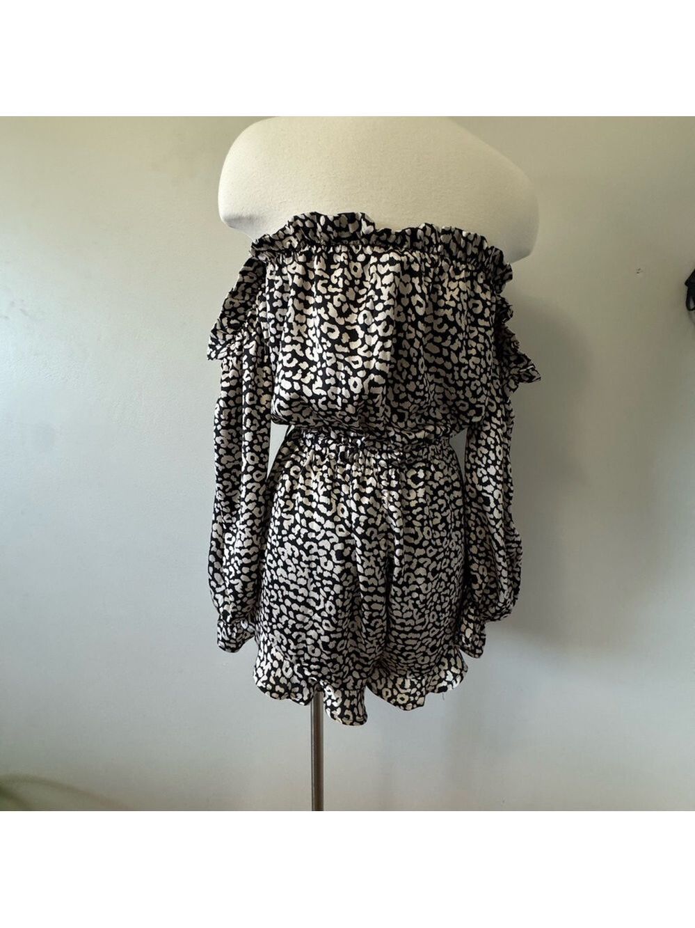 Away Black and White Patterned Jumpsuit off shoulder size Medium - Picture 5 of 13